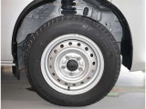 純正ホイール。デザインが素敵ですね。お車全体のイメージ変わりますね。タイヤサイズは 165/80R14 です。