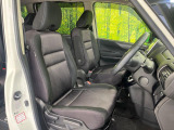 運転席まわりには十分なスペースがあり、大柄な方でもゆったり運転していただける環境です。