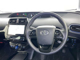 運転席まわりです。 各操作スイッチは使いやすい位置に配置されてます。