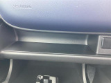 助手席のダッシュボードにもトレイがあります。