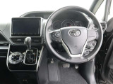 ハンドル周りです。運転している間、長く触れているものだから手に馴染むハンドルがいいですよね♪握ると欲しくなっちゃいますよ(^_-)-☆