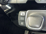 【アドバンスト パーク】スイッチを押すだけで駐車操作を支援し駐車をスムーズに!アクセル、ブレーキの操作をクルマが支援してくれます! ※ シフト操作は手動です。