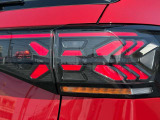 クロスデザインのLEDテールランプ(ダイナミックターンインジケーター付き)。流れるウィンカーが後続車への視認性を高め、安全性とデザイン性を両立。