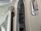 狭い駐車場で便利な電動格納ドアミラーが付いています。