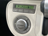 【オートエアコン】一度お好みの温度に設定すれば、車内の温度を検知し風量や温度を自動で調整。暑い&hellip;寒い&hellip;と何度もスイッチ操作をする必要はありません。快適な車内空間には必須の機能ですね♪