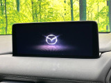 【10.25インチマツダコネクト】車内の雰囲気にマッチした大型ディスプレイ。スマホ接続でのナビ使用やBluetooth再生等、様々な機能が楽しめます。直感的なダイヤル操作が可能で、使い勝手も良好です。