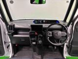 360&deg;UV&IRカット機能ガラス採用。見易い計器類と運転し易いレイアウトのドライビングポジションは、極細Aピラーの採用で視角も少なく前方&左右の見切りが良く安心して運転できます。