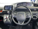 運転席まわりです。 各操作スイッチは使いやすい位置に配置されてます。