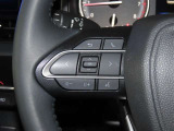 ステアリングスイッチ付きで、運転中に視線を前に向けたまま操作できます。