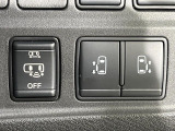 【ハンズフリー機能付き両側パワースライドドア】スライドドアの下に足先を入れてすぐ引くと、自動的にスライドドアが開閉します!荷物で両手がふさがった状態でも、ドアの開閉ができてとっても便利!