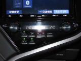 左右独立温度コントロールフルオートエアコンです。運転席、助手席それぞれで独立して温度設定ができます。
