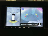 上からの視点で狭い駐車場への駐車に役立つ、アラウンドビューモニター対応メモリーナビ装備。