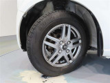 社外アルミホイール。タイヤサイズは145/80R13です。