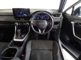 革巻きステアリングで快適な操作性の運転席です。