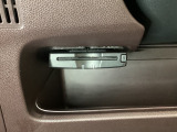 ETCがついています。高速道路の料金所の通過も楽々です。 カードの取り出しもしやすい場所についています。