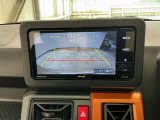 【バックカメラ】運転が苦手な方も車庫入れラクラクです!ギアをリバースに入れれば自動的に切り換わりますので、面倒な操作は不要です♪狭い駐車場もお車を傷つけず安心ですね!