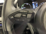 ステアリングスイッチ付きで、運転中に視線を前に向けたまま操作できます。
