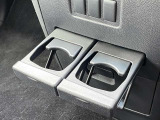 センターコンソール部に収納式のドリンクホルダー装備です!