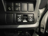 スマートキーや運転席のスイッチで後席両側スライドドアの開閉が可能♪電動だから力を入れてドアを開ける必要が無く、小さなお子様でも簡単に開け閉めでき快適です♪