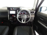 革巻きステアリングで快適な操作性の運転席です。