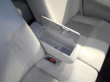 運転席と助手席の間のひじ掛けの中に小物を入れるスペースがあります!