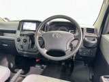 運転席まわりです。 各操作スイッチは使いやすい位置に配置されてます。