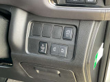 運転席右側には各種スイッチが集約されています