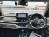 ドライバーを包み込むようなコックピット感のあるデザイン。メーターも見やすく足元は広々。