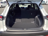 後席は分割可倒式で、用途に合わせてアレンジ可能。荷物の量や乗車人数に応じて柔軟に使える便利なシートです。