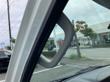 助手席のグリップです。乗り降りが楽になります。