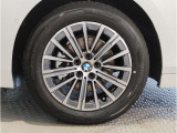 BMWの純正アロイホイールは軽量かつ強度にも優れているホイールで走行性能を引き上げる設計になっております。足元にもBMWは妥協がなくこだわっている個所になります。