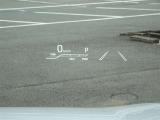 カラーヘッドアップディスプレイ付き。少ない視線移動で情報を確認できるので、運転の疲労軽減に繋がりますよ♪