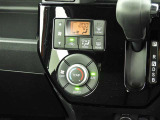 オートエアコンを装備しておりますので、四季を通じて車内を快適な温度に保つことが出来ます!高級感が有りますね!