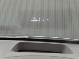 カラーヘッドアップディスプレイ付き。少ない視線移動で情報を確認できるので、運転の疲労軽減に繋がりますよ♪