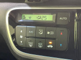 【オートエアコン】一度お好みの温度に設定すれば、車内の温度を検知し風量や温度を自動で調整。暑い&hellip;寒い&hellip;と何度もスイッチ操作をする必要はありません。快適な車内空間には必須の機能ですね♪