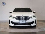 【BMWの伝統】BMWの特徴的な&ldquo;キドニーグリル&rdquo;は、80年以上続く伝統の形でございます。変わらないこだわりのデザインが、プレミアムブランド&ldquo;BMW&rdquo;を創り出します。