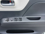 パワーウィンドウは今や当たり前の装備ですが、無いと困ります。運転席ワンタッチでフルオープン・フルクローズ可能なオート機能付です!