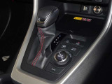 電動パーキングブレーキ・ブレーキホールドを装備してます。ホールド機能は信号待ちが多い一般道で疲労軽減になり、大好評です!