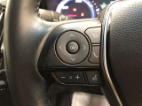 【ステアリングスイッチ】マルチインフォメーションディスプレイ内の表示切替や運転支援機能、オーディオなどの操作をステアリングから手を離さずに行うことができます。