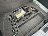 ラゲッジ下にはパンク修理キットや工具が搭載されております