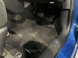 内装工程では、中古車を気持ちよくお乗りいただけるよう清掃しております。