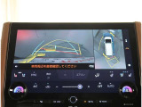 【パノラマモニター】に搭載した4つのカメラにより、車を真上から見ているような映像を表示。運転席から確認しにくい車両周囲の状況を把握できます。