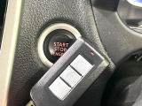 【インテリジェントキー】カバンやポケットに入れたままでもドアの施錠・解錠が可能なスマートキーを装備。エンジンのオン・オフ時もカギを取り出す必要が無いからとっても便利です♪