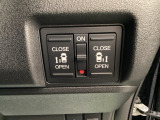 【両側パワースライドドア】です。リモコンや運転席のスイッチ操作で楽々自動開閉。