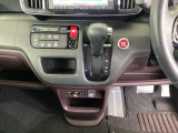 足元スッキリ、インパネシフトです。パーキングブレーキはフットブレーキタイプなので、運転席と助手席の間がスッキリしています。
