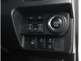 電動のスライドドアで楽々スムース!運転席から開閉の操作ができます!&スタートスイッチを押してエンジン始動ができるスマートキーが装備されています♪ポケットや鞄からキーを出さずに乗り込めます♪