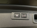 バックドア底部にパワーリヤゲートインナースイッチ・ロックスイッチが付いています。インナースイッチはバックドアを閉めることができロックスイッチはバックドアと全てのドアを施錠します。