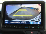 リアワイドカメラシステム!従来の視野に加えて、後方側方を約180&deg;まで見えるワイドビューと、後方を真上から見たような視野で駐車時などに便利なトップダウンビューの3つの視野があります!