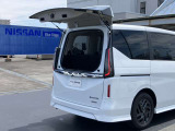 バックドアの約半分のスペースで荷物の出し入れが可能です。