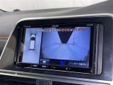 パノラミックビューモニターを装備。駐車場や交差点でクルマを真上から見るように周囲を確認できます。機能の詳細は販売店スタッフまでおたずねください。